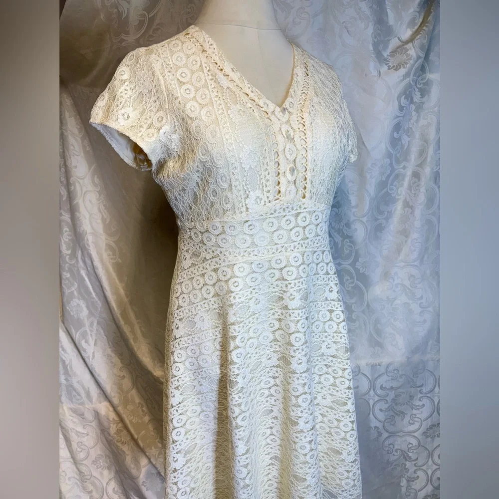 Cream/pale yellow - lace dress from the brand De Collection. Size XL
